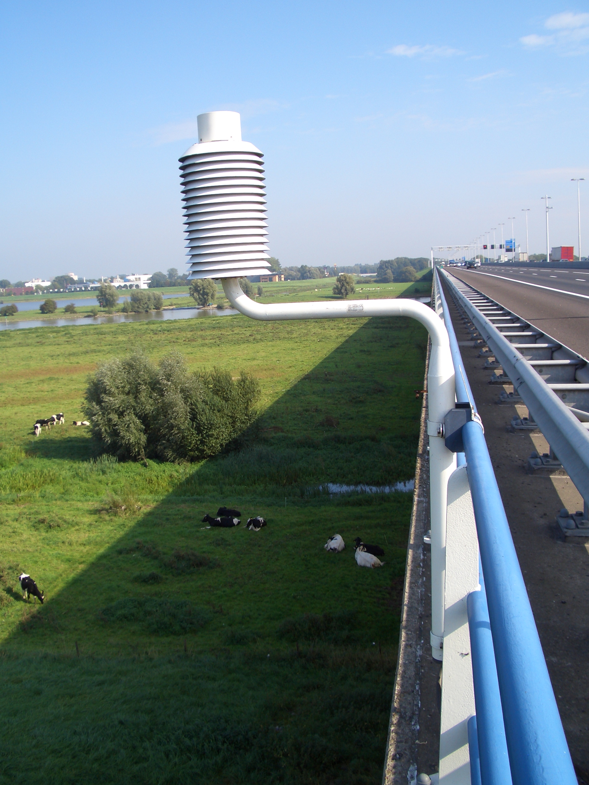 2006 Weerhut van een Gladheidsmeldstation aan een brug bij Deventer